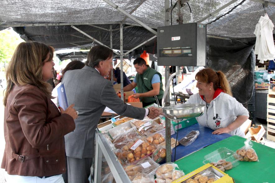 Entrega de Nuevas Licencias a Puestos en el Mercadillo -  Garcia de Vinuesa visitando los nuevos puestos del mercadillo.