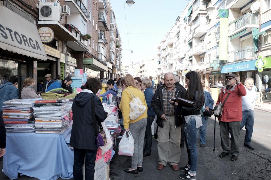 Mercadillo de la Calle Constitución - Los visitantes.