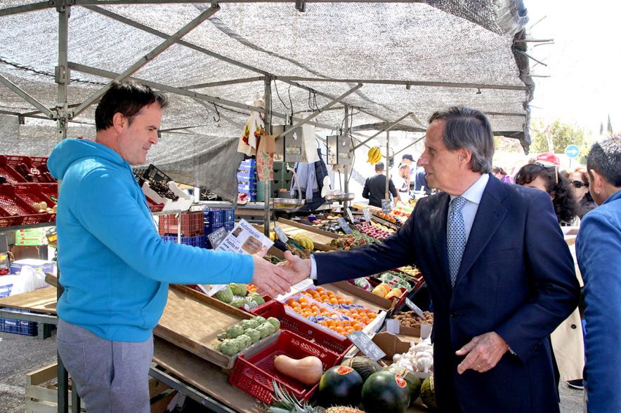 Visita y Entrega Nuevas Autorizaciones en Nueva Ubicación del Mercadillo -Imagen del alcalde entregando la documentación.