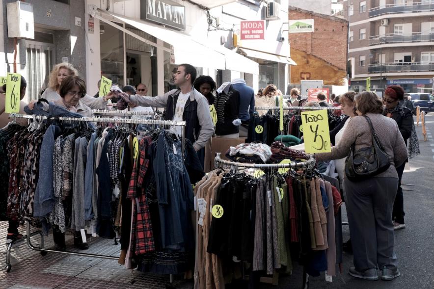 Mercadillo de la Calle Constitución - Los visitantes.