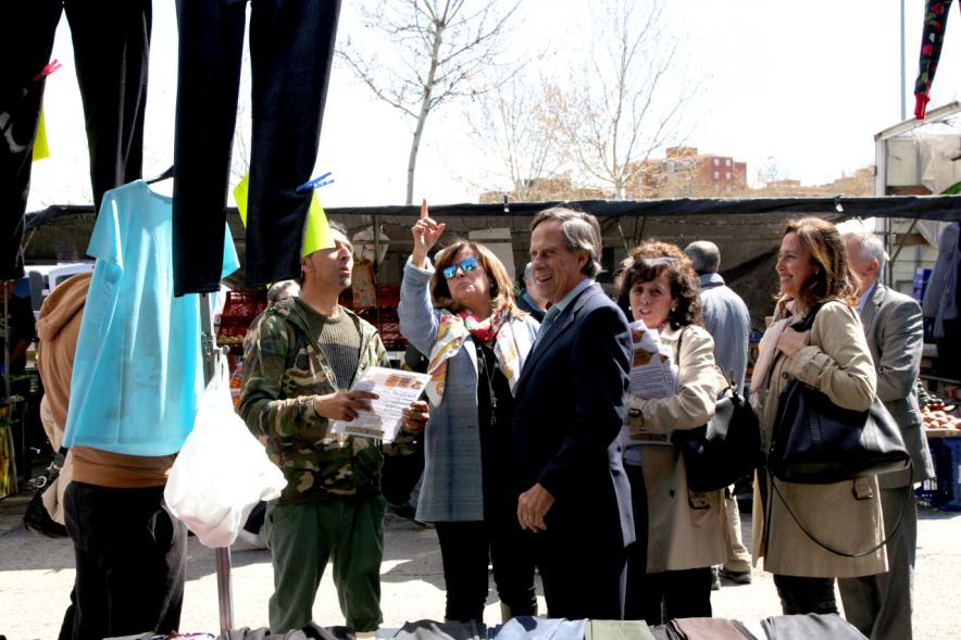 Visita y Entrega Nuevas Autorizaciones en Nueva Ubicación del Mercadillo - Imagen de las autoridades en el mercadillo.