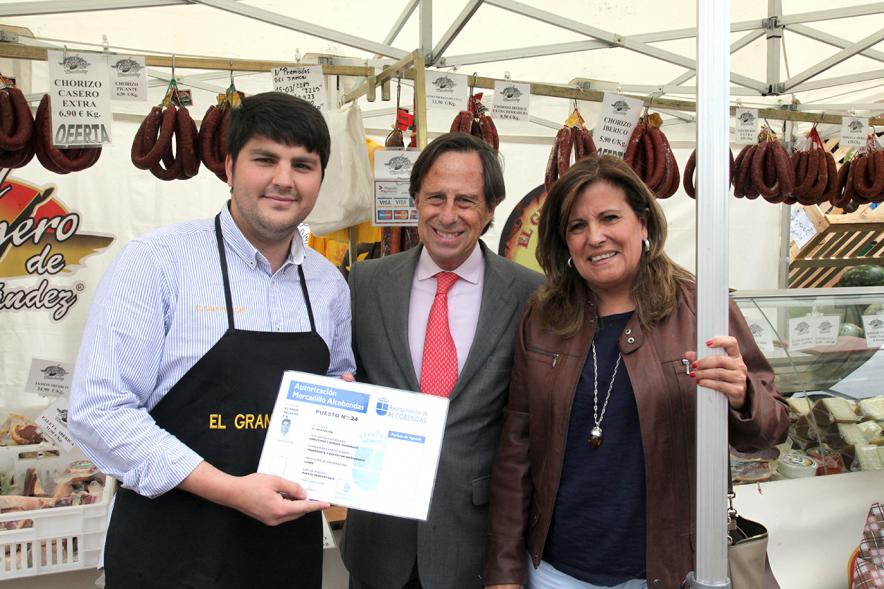 Entrega de Nuevas Licencias a Puestos en el Mercadillo -  Garcia de Vinuesa visitando los nuevos puestos del mercadillo.