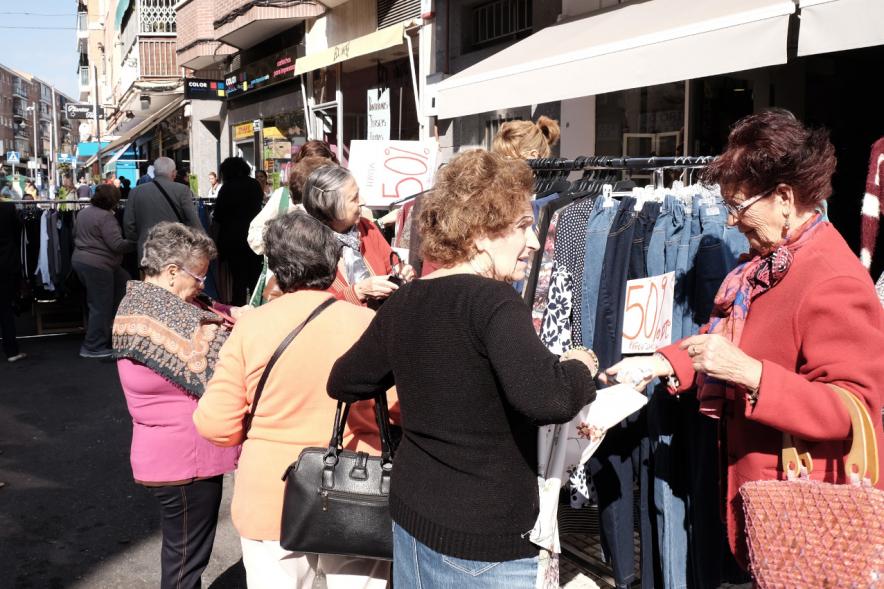 Mercadillo de la Calle Constitución -  Los visitantes. 