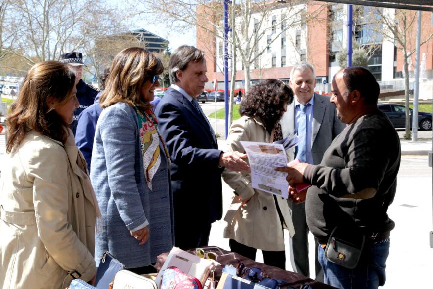 Visita y Entrega Nuevas Autorizaciones en Nueva Ubicación del Mercadillo - Imagen del alcalde entregando la documentación.