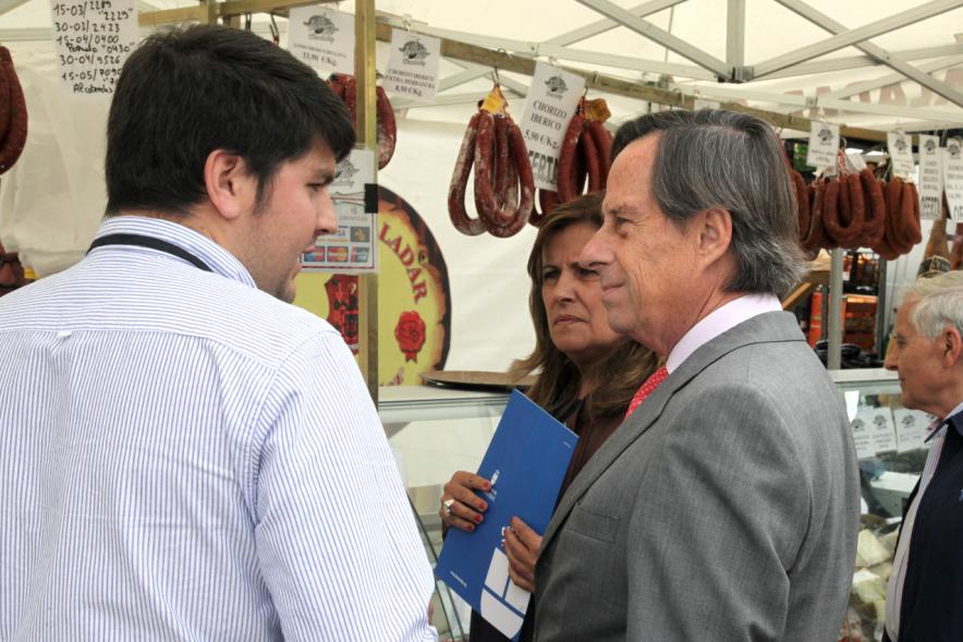 Entrega de Nuevas Licencias a Puestos en el Mercadillo - García de Vinuesa visitando los nuevos puestos del mercadillo.