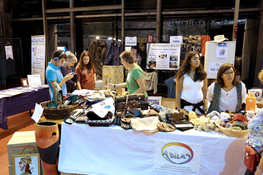 Stand. Mercadillo Asociaciones Solidarias en La Esfera - 2017