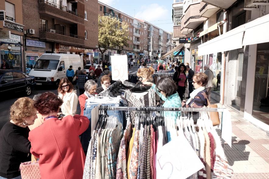 Mercadillo de la Calle Constitución -   Los visitantes.