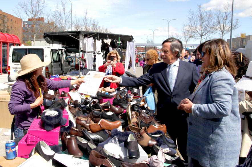 Visita y Entrega Nuevas Autorizaciones en Nueva Ubicación del Mercadillo -Imagen del alcalde entregando la documentación.