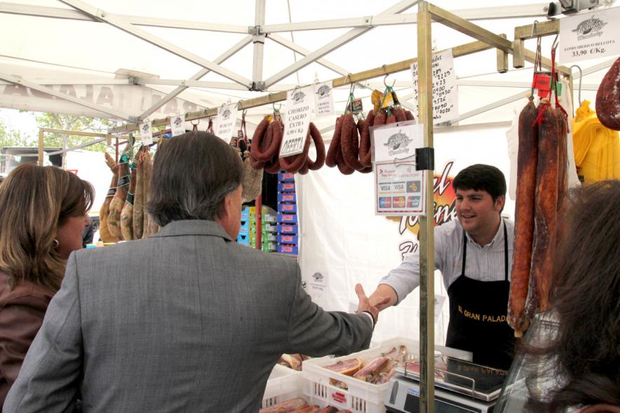 Entrega de Nuevas Licencias a Puestos en el Mercadillo -  Garcia de Vinuesa visitando los nuevos puestos del mercadillo.