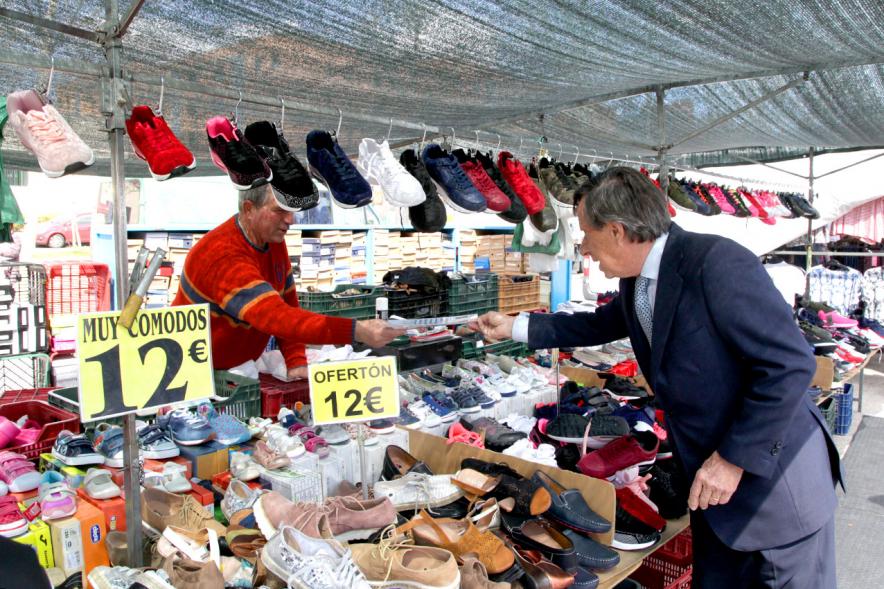 Visita y Entrega Nuevas Autorizaciones en Nueva Ubicación del Mercadillo - Imagen del alcalde entregando la documentación.