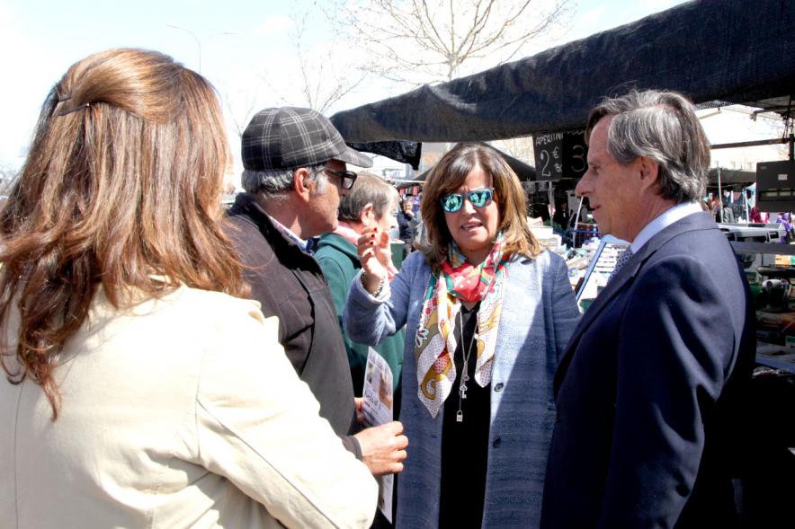 Visita y Entrega Nuevas Autorizaciones en Nueva Ubicación del Mercadillo - Imagen del alcalde entregando la documentación.