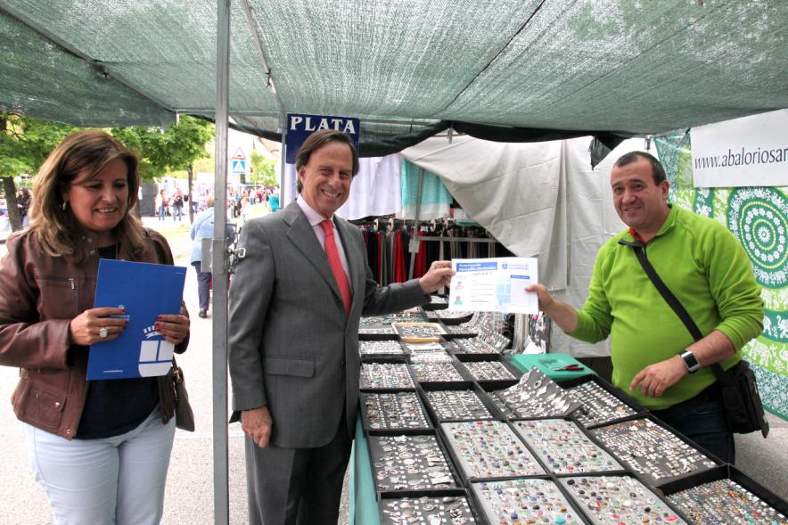 Entrega de Nuevas Licencias a Puestos en el Mercadillo -  Garcia de Vinuesa visitando los nuevos puestos del mercadillo. 
