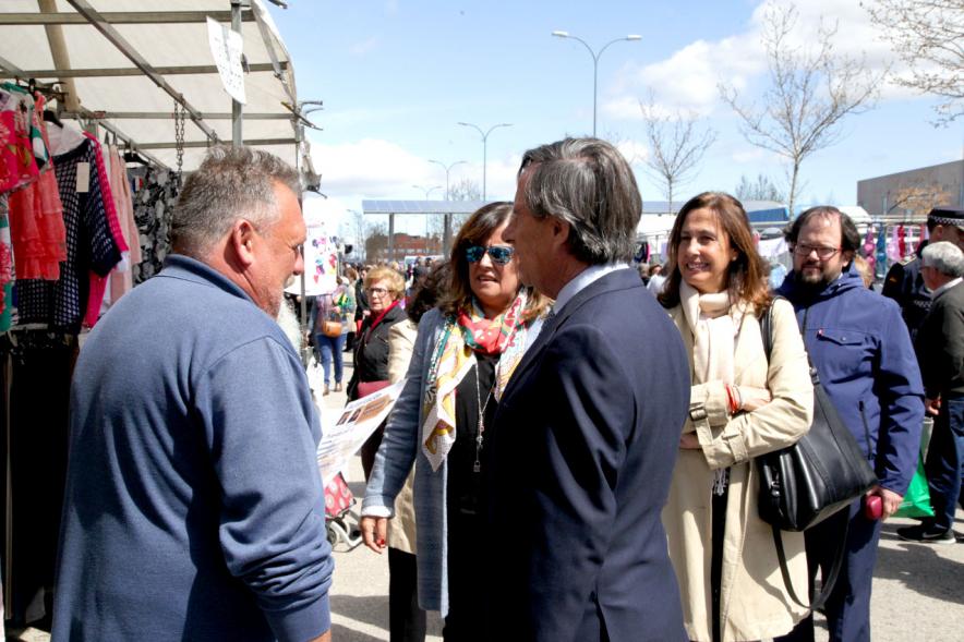 Visita y Entrega Nuevas Autorizaciones en Nueva Ubicación del Mercadillo - Imagen de las autoridades en el mercadillo.
