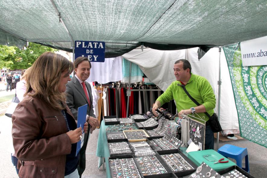 Entrega de Nuevas Licencias a Puestos en el Mercadillo -  García de Vinuesa visitando los nuevos puestos del mercadillo.