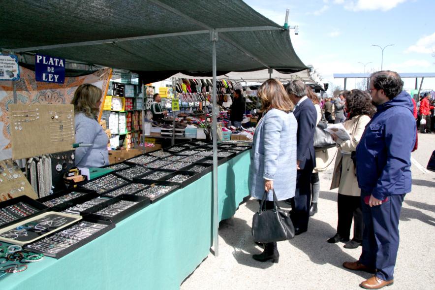 Visita y Entrega Nuevas Autorizaciones en Nueva Ubicación del Mercadillo - El alcalde y las autoridades entregan la nueva documentación.