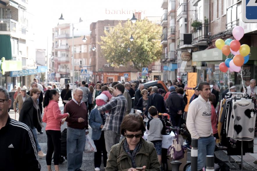 Mercadillo de la Calle Constitución -  Los visitantes. 
