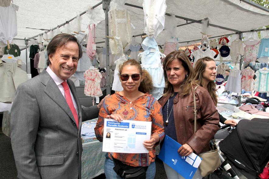 Entrega de Nuevas Licencias a Puestos en el Mercadillo -  García de Vinuesa visitando los nuevos puestos del mercadillo.