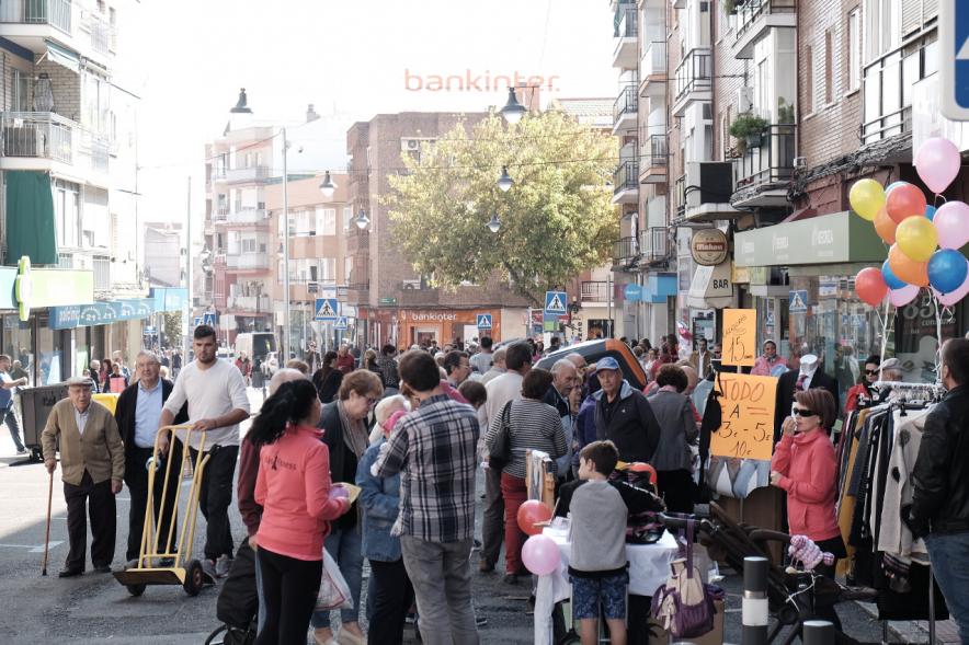 Mercadillo de la Calle Constitución - Los visitantes.