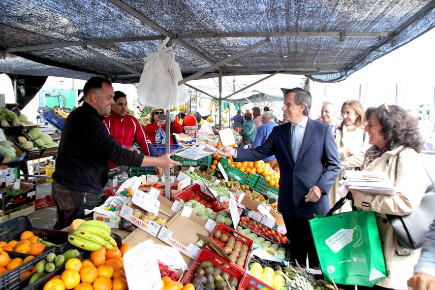 Visita y Entrega Nuevas Autorizaciones en Nueva Ubicación del Mercadillo - Imagen del alcalde entregando la documentación.