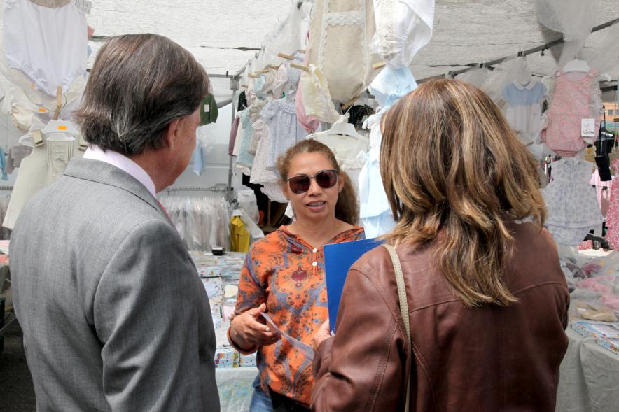 Entrega de Nuevas Licencias a Puestos en el Mercadillo -  García de Vinuesa hablando con  los nuevos vendedores del mercadillo.