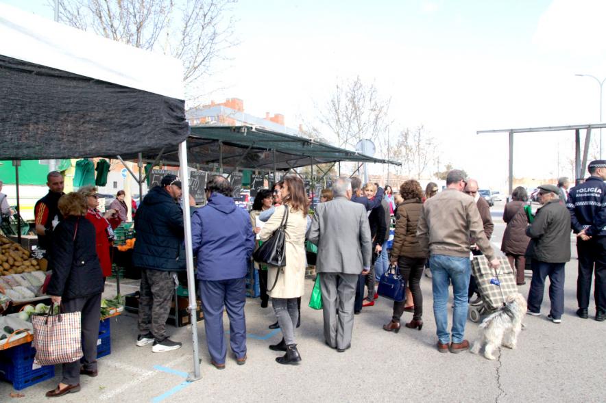 Visita y Entrega Nuevas Autorizaciones en Nueva Ubicación del Mercadillo - El alcalde y las autoridades en el mercadillo.