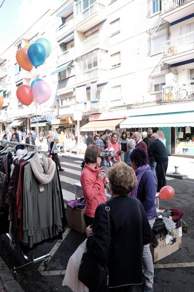 Mercadillo de la Calle Constitución -   Los visitantes.