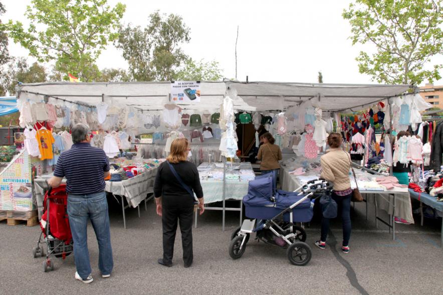 Entrega de Nuevas Licencias a Puestos en el Mercadillo - Clientes de los nuevos puestos del mercadillo.