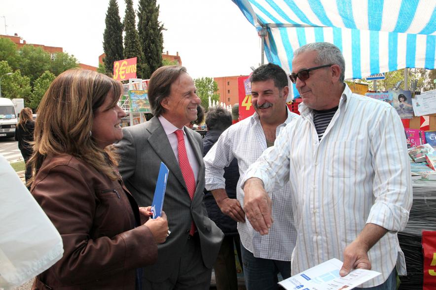 Entrega de Nuevas Licencias a Puestos en el Mercadillo -   Garcia de Vinuesa visitando los nuevos puestos del mercadillo.
