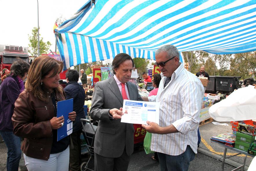 Entrega de Nuevas Licencias a Puestos en el Mercadillo -   Garcia de Vinuesa visitando los nuevos puestos del mercadillo.