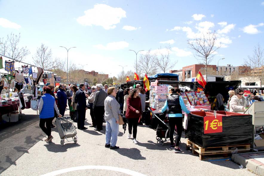 Visita y Entrega Nuevas Autorizaciones en Nueva Ubicación del Mercadillo - Imagen de las autoridades en el mercadillo.