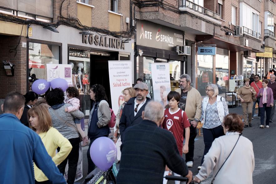 Mercadillo de la Calle Constitución -   Los visitantes.