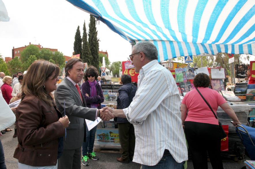 Entrega de Nuevas Licencias a Puestos en el Mercadillo -  García de Vinuesa visitando los nuevos puestos del mercadillo.