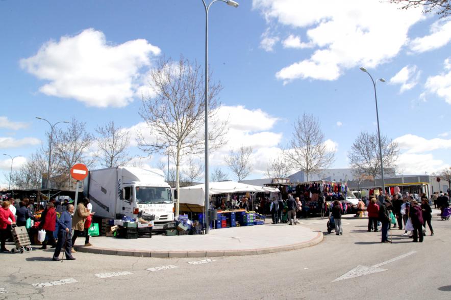 Visita y Entrega Nuevas Autorizaciones en Nueva Ubicación del Mercadillo - Imagen del exterior del  mercadillo.