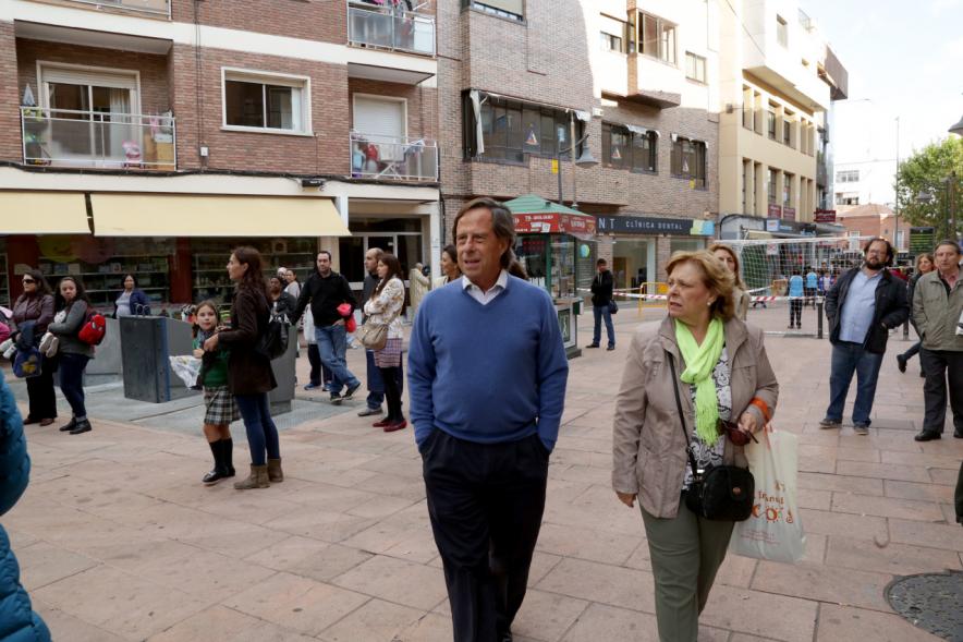 Mercadillo de la Calle Constitución - El alcalde en el mercadillo.