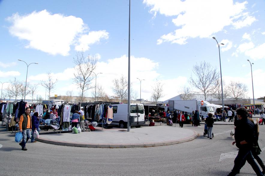 Visita y Entrega Nuevas Autorizaciones en Nueva Ubicación del Mercadillo - Imagen del exterior del mercadillo.