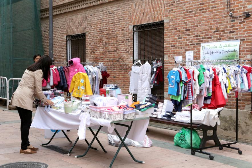 Mercadillo de la Calle Constitución -  Los visitantes. 