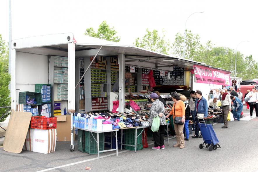 Entrega de Nuevas Licencias a Puestos en el Mercadillo - Clientes en los nuevos puestos del mercadillo.