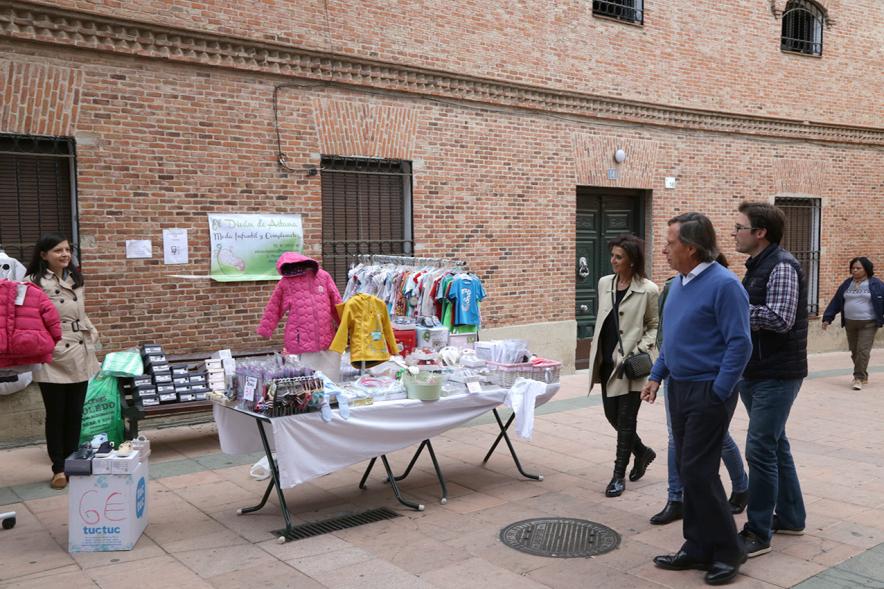 Mercadillo de la Calle Constitución -   Los visitantes.