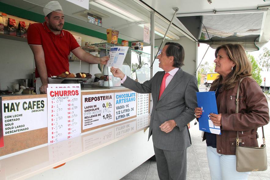 Entrega de Nuevas Licencias a Puestos en el Mercadillo -  Garcia de Vinuesa visitando los nuevos puestos del mercadillo.