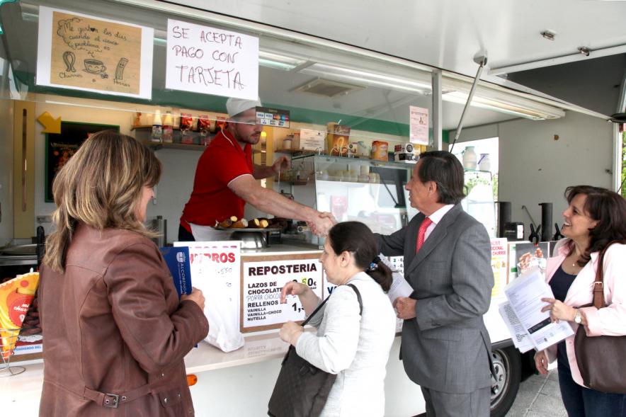 Entrega de Nuevas Licencias a Puestos en el Mercadillo -   Garcia de Vinuesa visitando los nuevos puestos del mercadillo.
