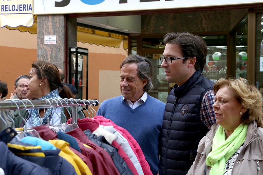 Mercadillo de la Calle Constitución -  Visita de las autoridades.