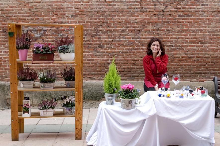 Mercadillo de la Calle Constitución - Una vendedora.