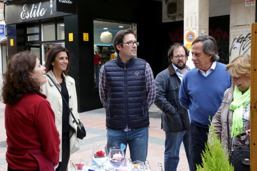 Mercadillo de la Calle Constitución -  Visita de las autoridades.