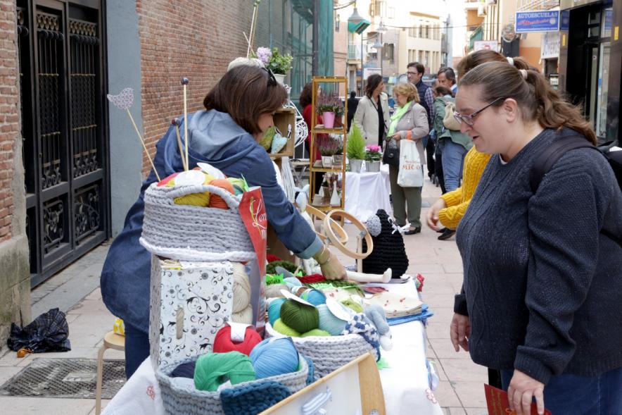 Mercadillo de la Calle Constitución - Los visitantes. 