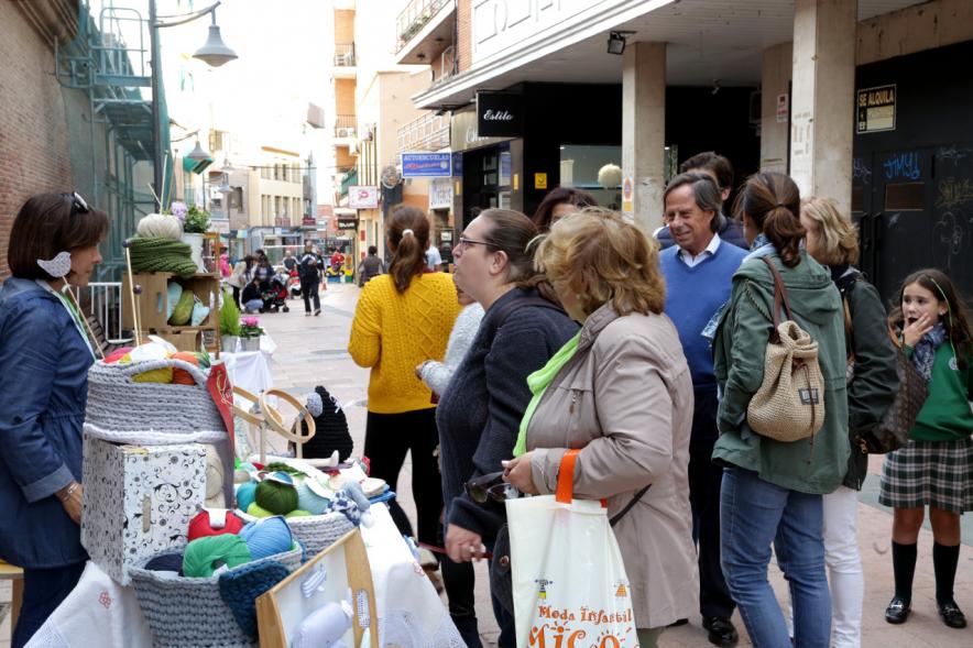 Mercadillo de la Calle Constitución - Los visitantes. con el alcalde.