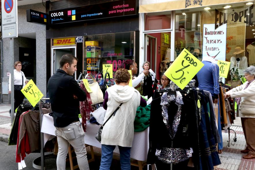 Mercadillo de la Calle Constitución - Los visitantes.