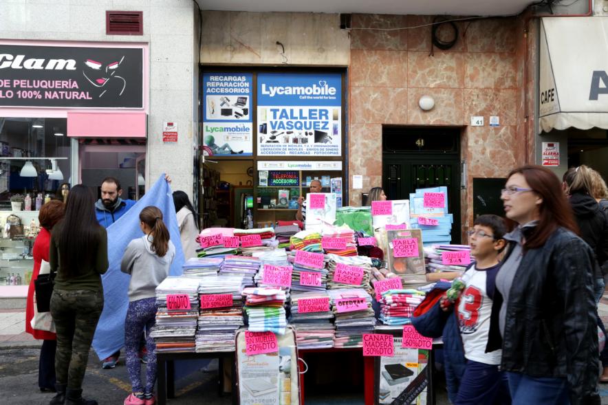 Mercadillo de la Calle Constitución -  Un puesto.