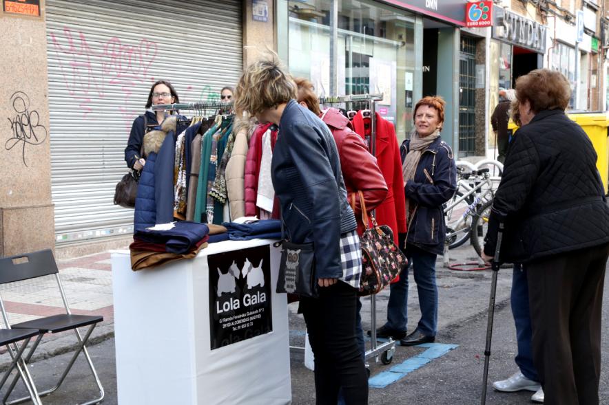 Mercadillo de la Calle Constitución -  Los visitantes.