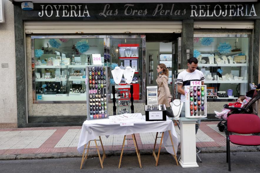 Mercadillo de la Calle Constitución -  Un puesto.