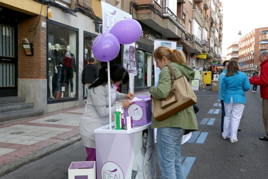 Mercadillo de la Calle Constitución -  Los compradores.